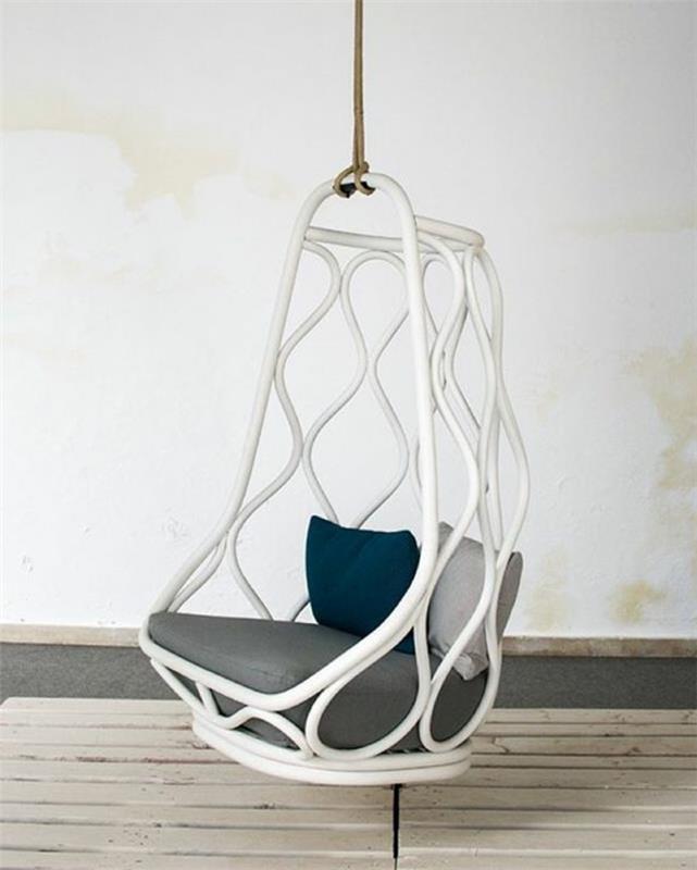inomhus gunga, vit hängande stol med kuddar