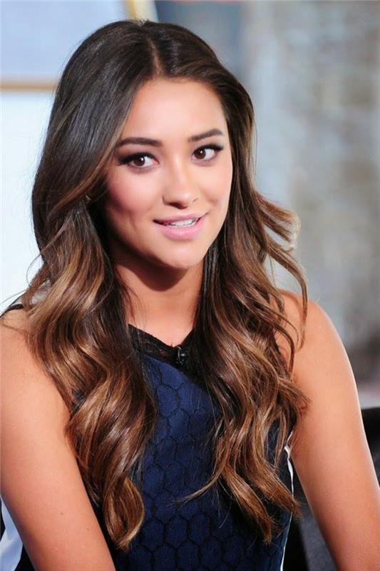 balayage-karamell-på-brun-hår-belle-Shay-Mitchell