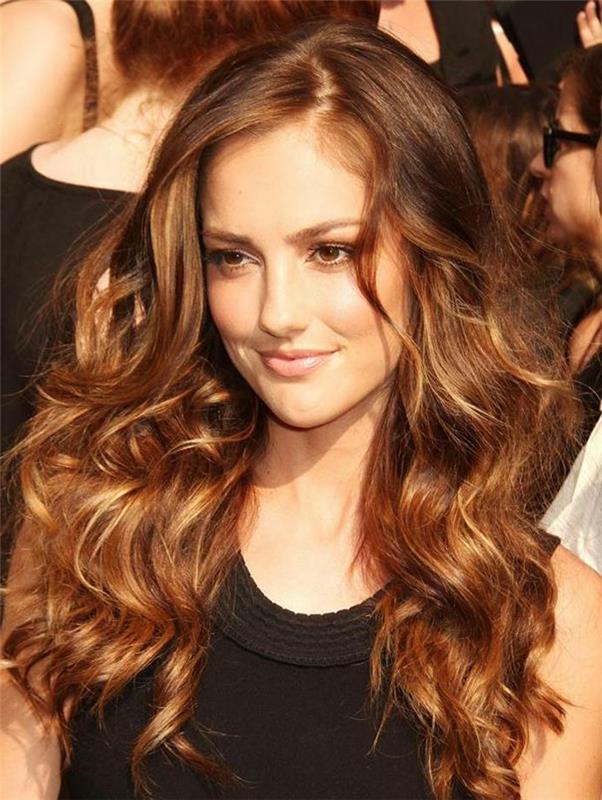 balayage-karamell-på-brun-hår-ganska-lång-frisyr