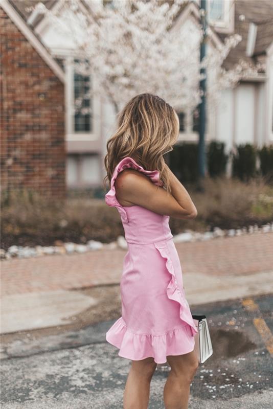 príklad elegantných a očarujúcich ružových večerných šiat, aký účes pre svadobného hosťa s rozpustenými vlasmi