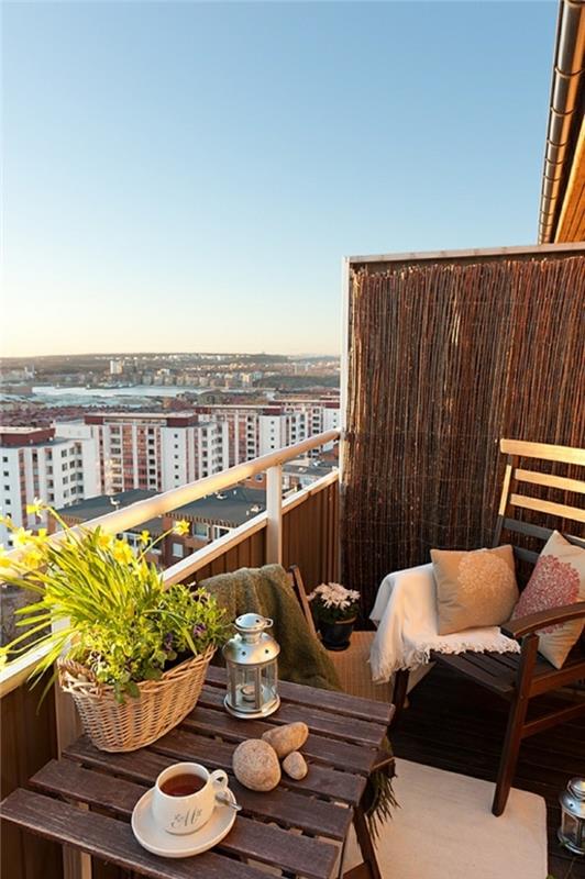 balkong-med-en-vacker-utsikt-fantastisk-stad-magnifik-trä-bord-balkong