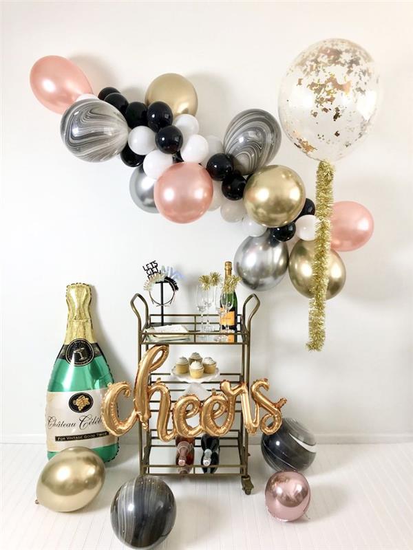 färgglad ballongbåge i rosa, silver, guld, vitt och rosenguld, dessert dessert och champagneflaska, champagne flaska ballong