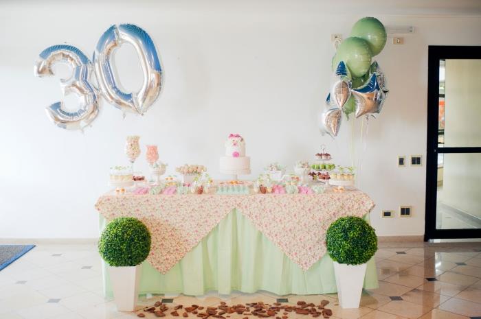 hur man organiserar en oförglömlig 30 års födelsedagsdekoration hemma i pastellfärger och heliumballonger