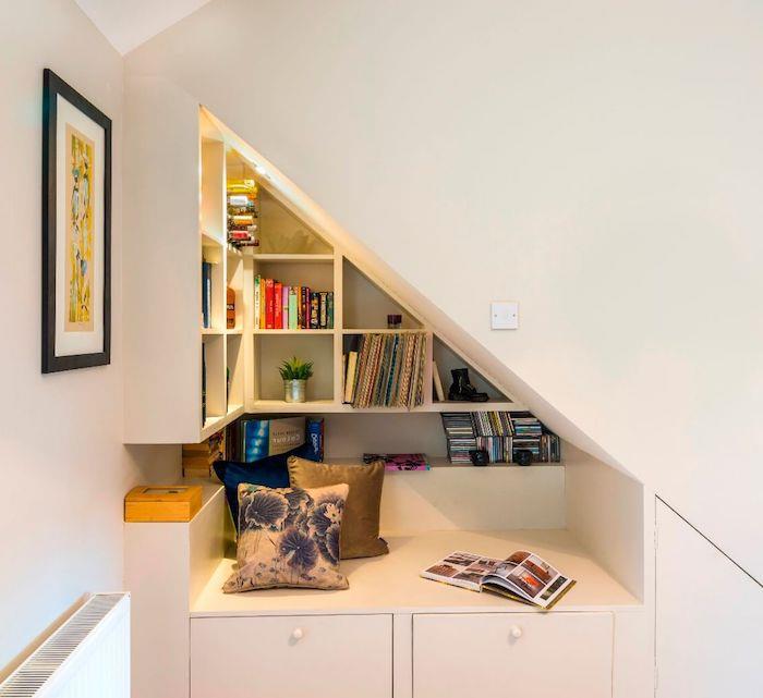 lavička na čítanie pod prebitou stenou s bielymi policami s knihami farebné vankúše útulné deco idee