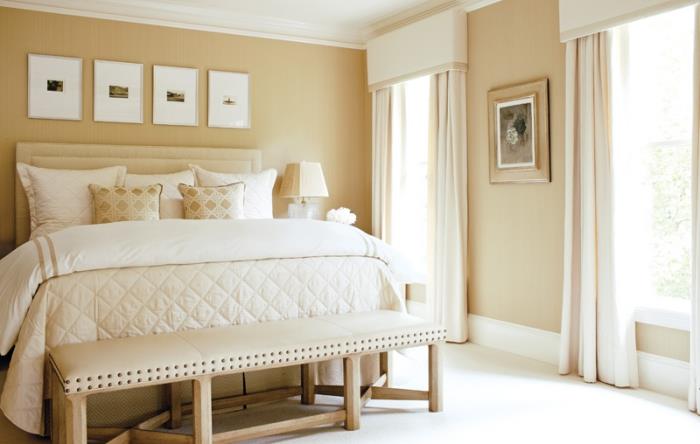 komplett vuxen sovrum med beige väggar och vitt tak med king size-säng och dekorativa tillbehör i beige