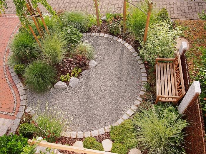upravená záhrada, nápad na výzdobu vonkajšej záhrady, model malej záhradky v tvare kruhu s pieskom a bielymi kamienkami