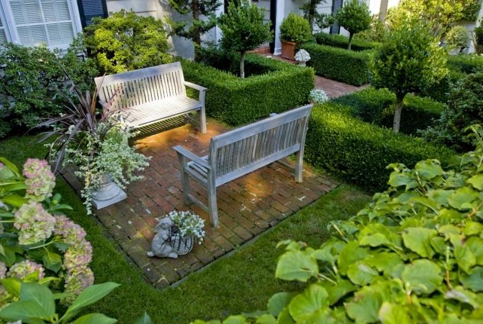 ako zariadiť záhradu v malom priestore, deco terasa malý priestor v kameni s trávnikom a drevenou lavičkou