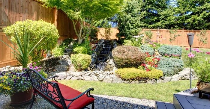 ako zariadiť malú záhradu s kamienkami a trávnikom, predstava malého vodopádu s kamenným okrajom v malej záhrade