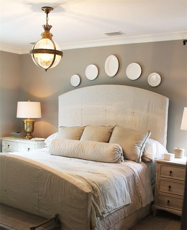 komplett vuxen sovrum med dubbelsäng och ljusa trämöbler, taupe väggfärg med vit dekoration