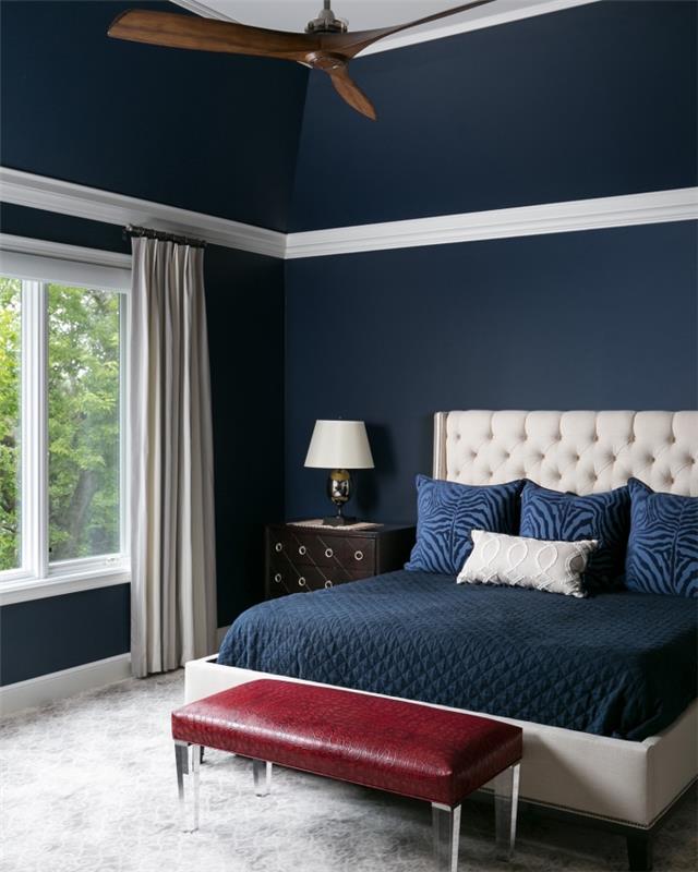 výzdoba spálne pre dospelých s tmavomodrými stenami, moderný interiérový dizajn, akú farbu spojiť s polnočnou modrou v spálni