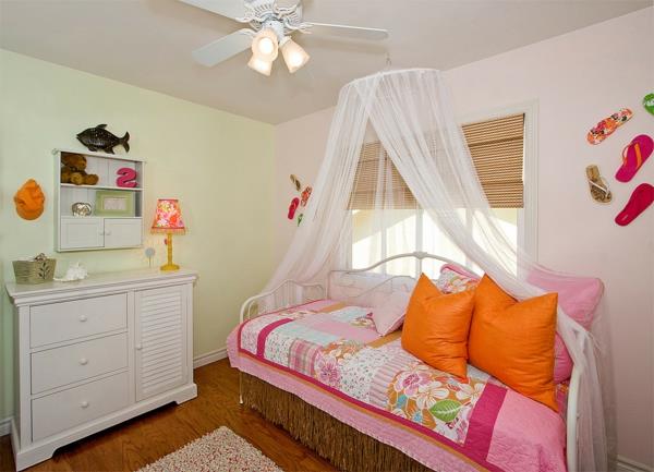 rozkladacia pohovka-rozkladacia pohovka-v-ružovom-a-lavici-postele-pre dieťa