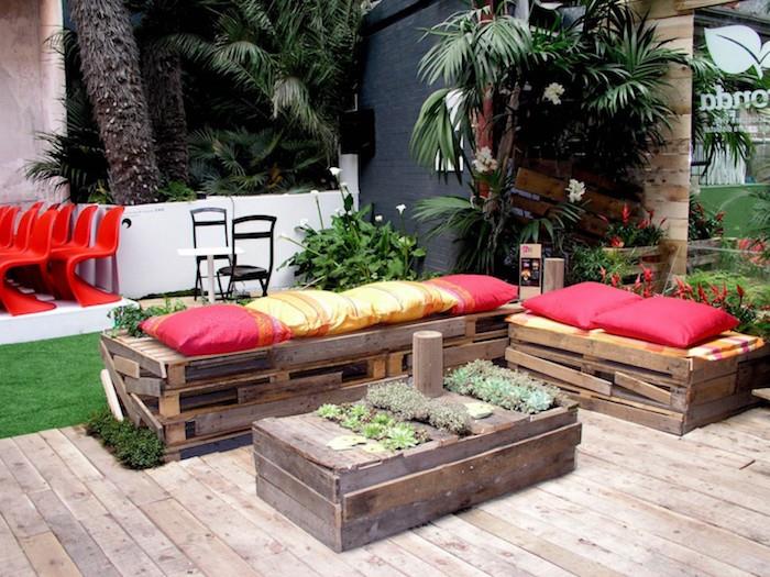 príklad lavičky v palete s doskami z paletového dreva a malého vegetačného konferenčného stolíka, exotickej a regenerovanej záhrady