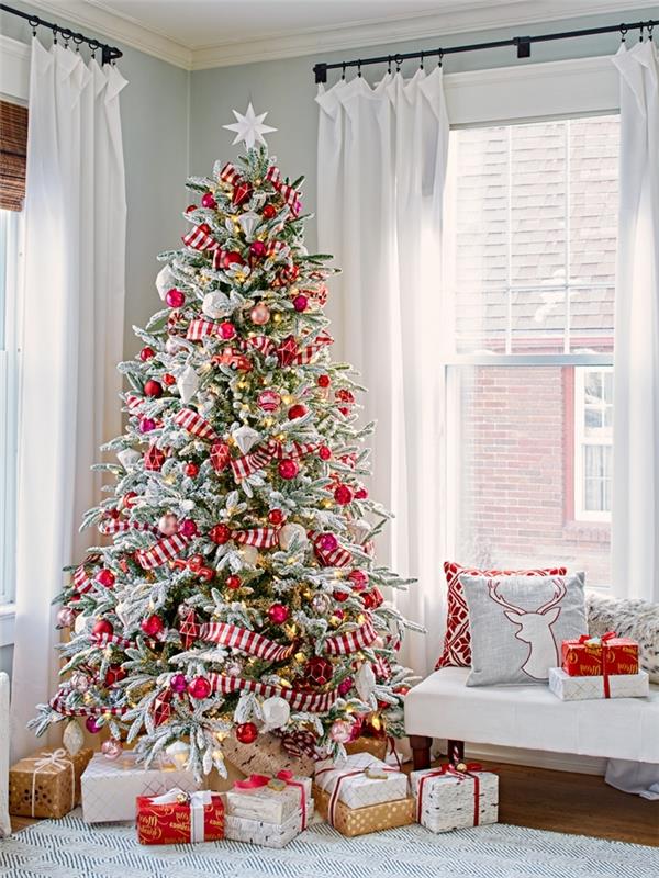bänk under träfönster vita gardiner Julgransdekoration dekorativa kuddar minimalistiskt rådjurskydd