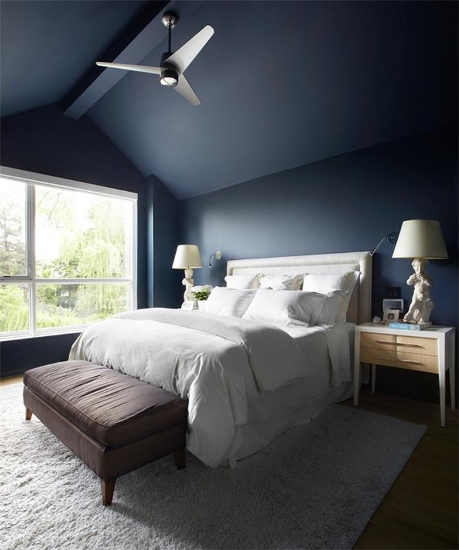 akú farbu má moderná spálňa, rozloženie miestnosti v podkroví so stenami a stropom v námorníckej modrej