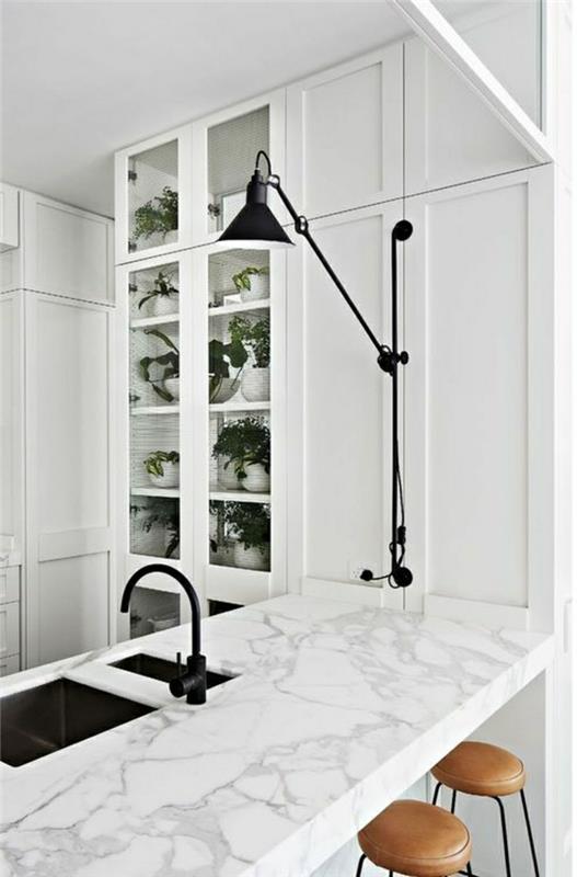 kök-bar-hög-i-vit-marmor-vit-möbler-layout-vit-svart-handfat