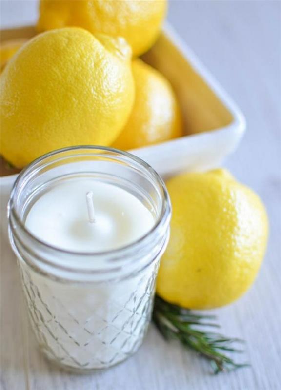 Creare candele in casa, candela con cera bianca e stoppino in barattolo di vetro all'aroma di limone