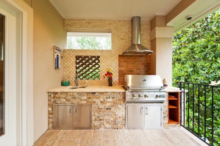 rozloženie kuchyne na verande s béžovými stenami a béžovou dlažbou, model kuchyne vybavený odolnými materiálmi