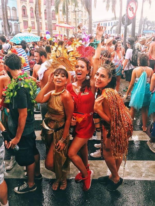 Vänner klädda för festen, mardi gras -karneval i Latinamerika, gruppdräkt, karnevalskostym för vänner