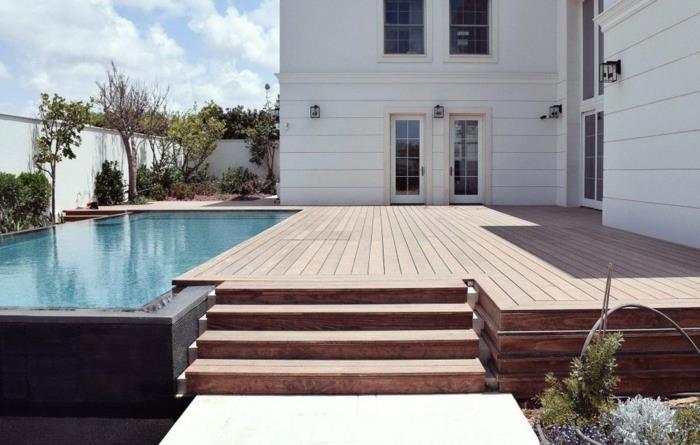 Hus med pool, uppfartterrass i trä för ett gott modernt utseende, cool idé för yttre sidosidor