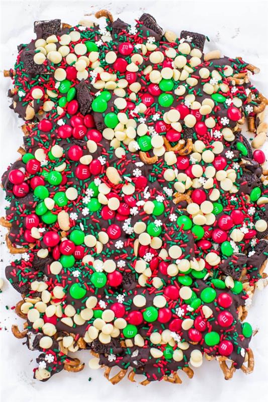 hemlagad chokladkaka med oreos m & amp; ms -färgade sockerströelse kringlor gör en juldessert själv