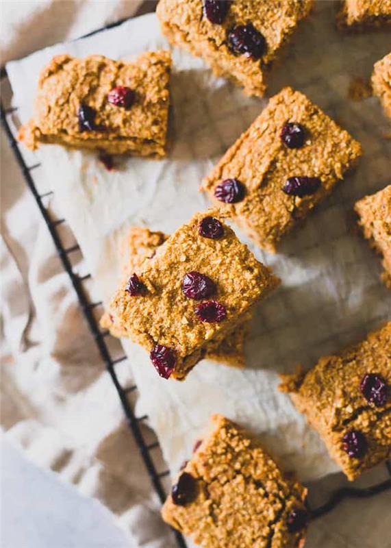 koláč podľa chuti, recept na domáce tyčinky bohaté na bielkoviny so sladkými zemiakmi a sušenými višňami