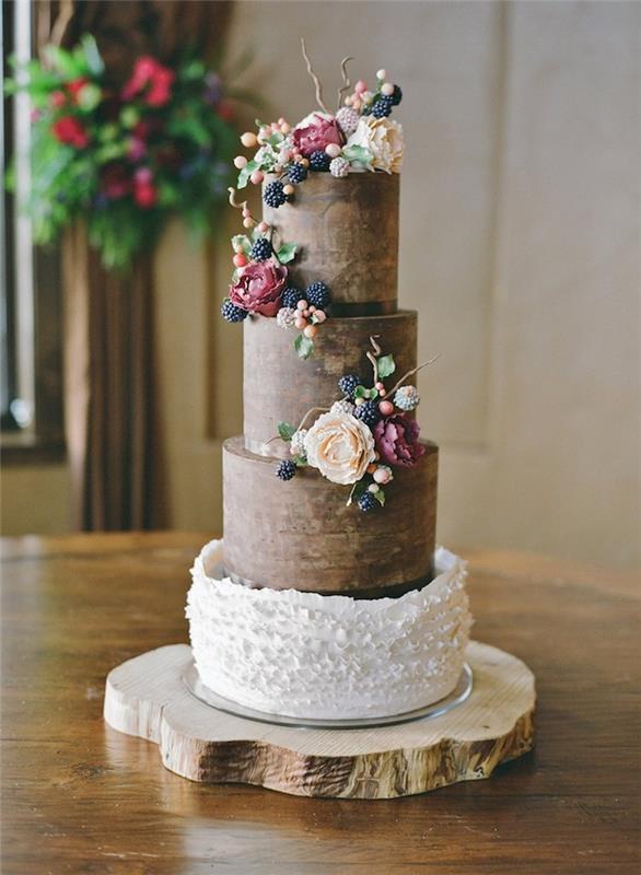 frilly mönster tårta bas och brun färgade bakverk grädde tårta dekoration, färska blommor och frukt krans tårta dekoration
