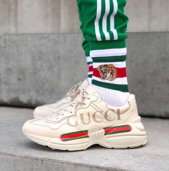 Pánsky basketbalový top 2018 s béžovým veľkým logom Gucci Rhyton s veľkým logom Gucci a retro zelenou teplákovou súpravou Adidas