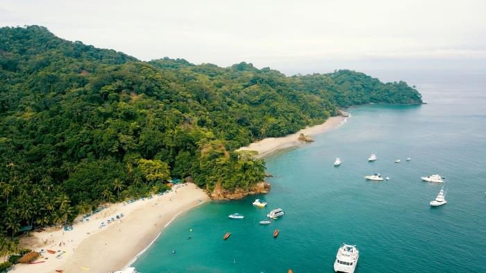 exotické tapety, fotografia ostrova s ​​vegetáciou a zlatým pieskom s tyrkysovou vodou a veľkými loďami
