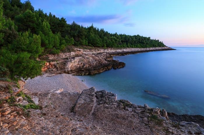 sjölandskap, grön skog, grå stenar, blå himmel pastellfärger, lugn horisont, ökenlandskap, sval atmosfär