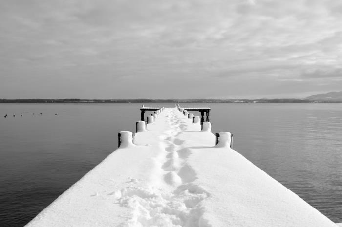 landskap tapeter, vackert landskap, havslandskap, snötäckt bro som kommer in i havet, molnig himmel, svartvitt foto