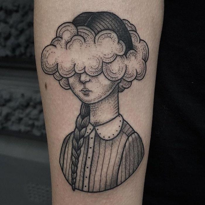 oblak tetovanie rameno žena tetovanie hlava v oblakoch poézia štýl jemnej čiary krásne tetovanie