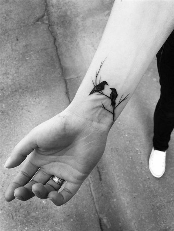 Žena tetovanie nápad malé diskrétne tetovanie vtákov na vetve
