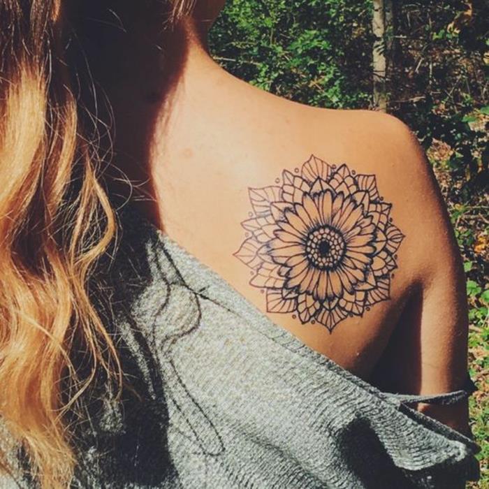 Geometrické kvetinové tetovanie pre ženy