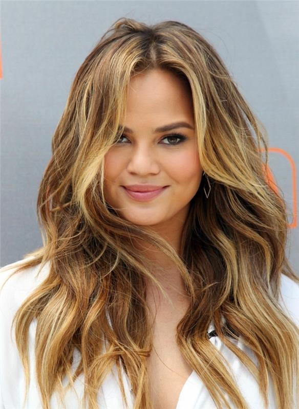 شعر Balayage على تلوين الكراميل البني