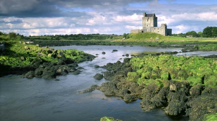 magnifik-skönhet-av-irländsk-natur-slott-sjö