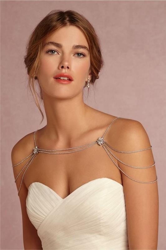 vacker-kostym-smycken-bröllop-klänning-axlar