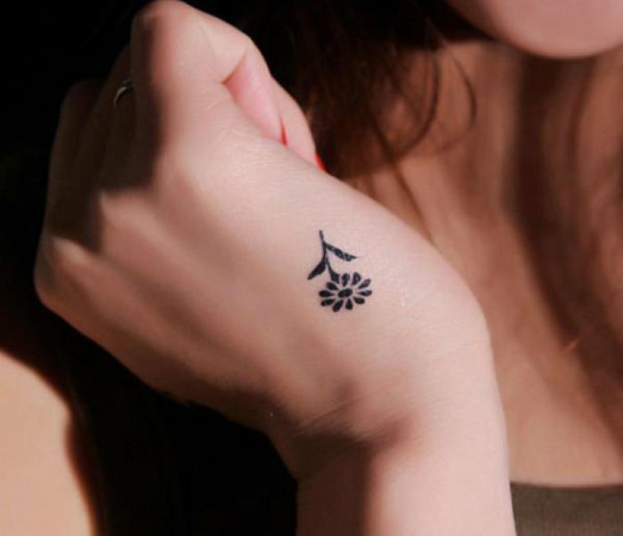 Nápad na tetovanie kvetov ružové tetovanie na margurite ruky