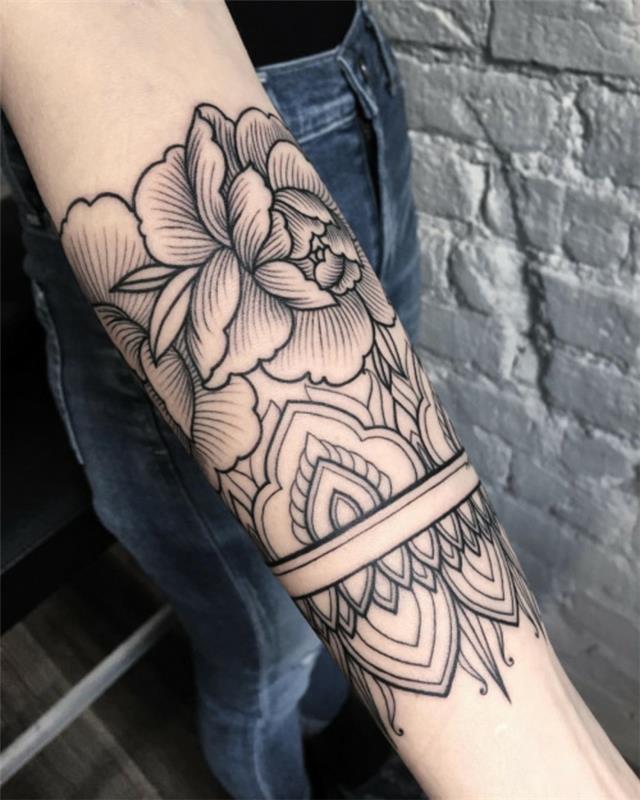 Ružové tetovanie na ruke