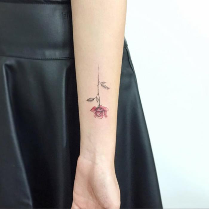 Roztomilé tetovanie ružových kvetov alebo pivonka
