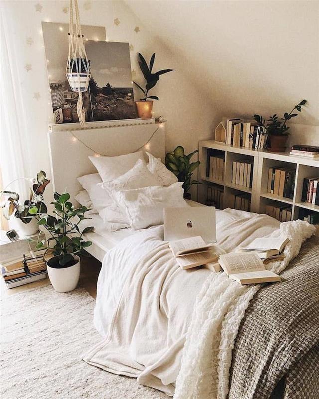 Biela spálňa, krásny útulný dekor, zelené rastliny, čiernobiela fotografia, študentská spálňa s prirodzeným svetlom