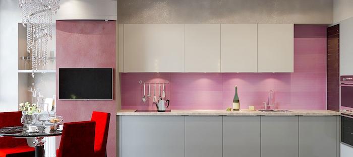 nápad, ako vyzdobiť kuchyňu na dĺžku, kuchynská dekorácia ružovým splashbackom a nízky nábytok v šedej farbe
