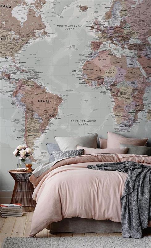 Inšpirácia v dekorácii spálne pre dospelých, nástenná mapa sveta, ružová a sivá čiara, spálňa s motívom cestovania, nápad ako ju vyzdobiť