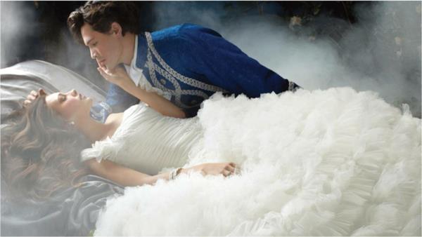 krásny-pár-svadobné-šaty-inšpirované-princeznami-z-disney-snehovo-bielymi