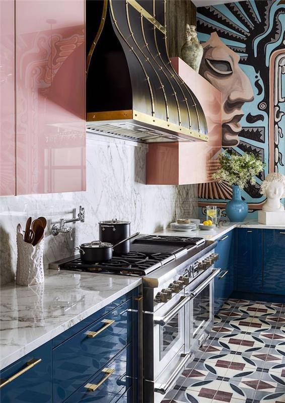 Kuchynské skrinky lakované v ružovej a modrej farbe, ktoré spolu ladia, trendová myšlienka dekorácie domu maľovanie kuchynskej umeleckej steny namaľovanej abstraktne