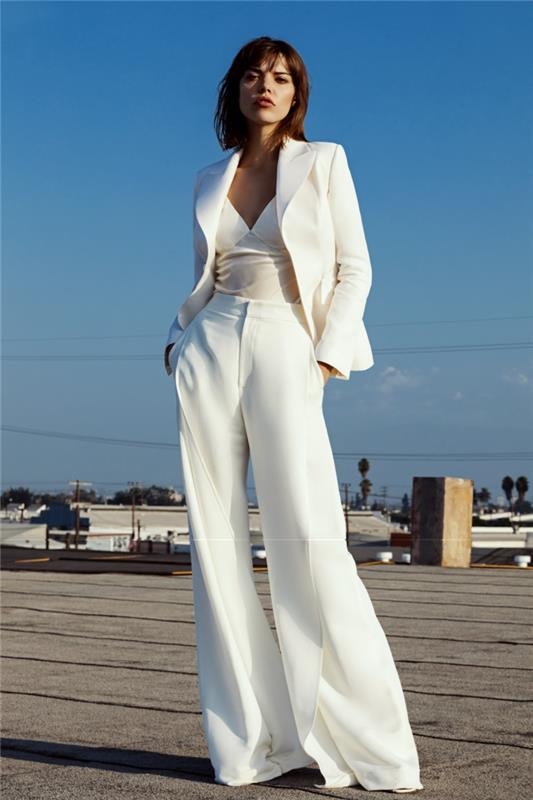 Hur man bär en vit kostym för kvinnor, jacka och utsvängda byxor, cool modern bröllopsoutfit idé