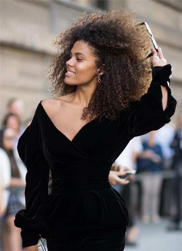 Kink vlasy pre ženy haute couture čierne zamatové bodycon šaty, dlhý strih bob, trend trend 2020, dlhý účes pre ženy