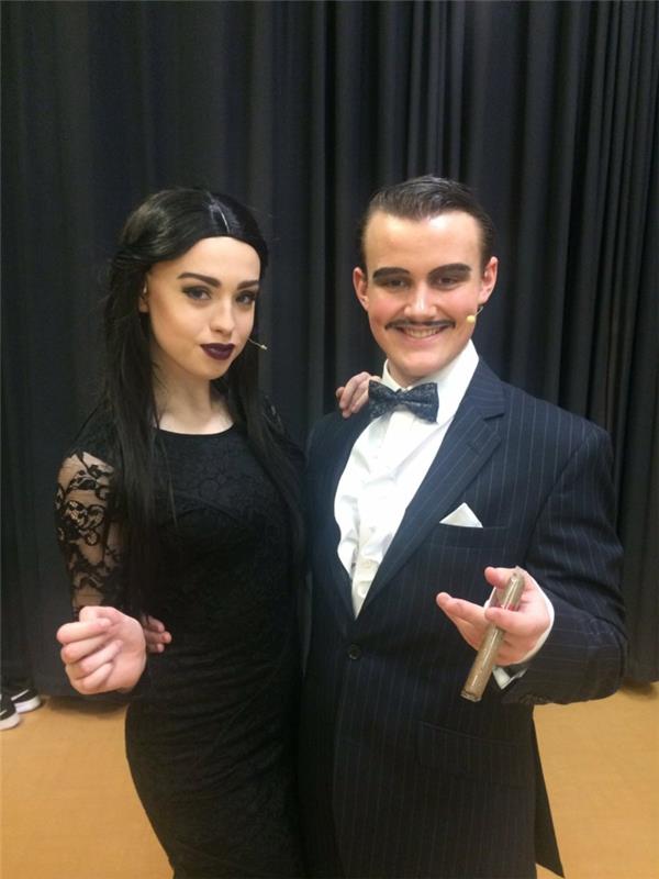 Morticia -bild av Addams -familjen vackra gotiska kvinnan Addams -familjekostymerna kvinna och man