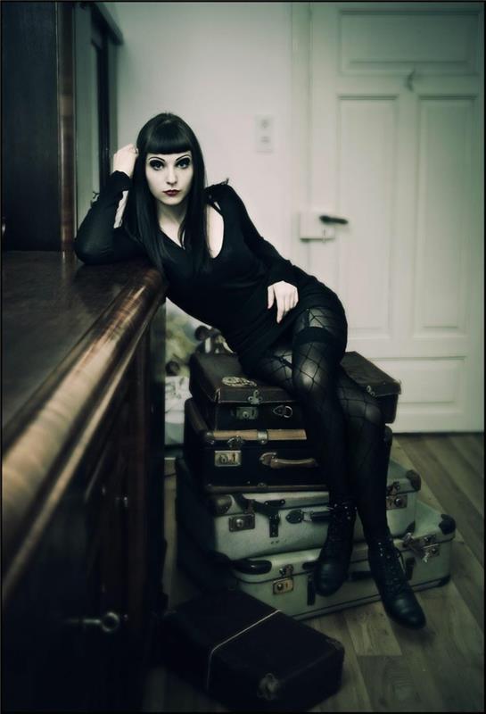 Vacker kvinna morticia addams speciell halloween makeup gotisk kultur svart är huvudfärgen