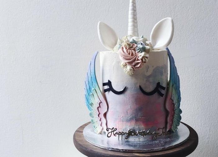 jednoduchá dekorácia narodeninovej torty farby čarovnej torty let
