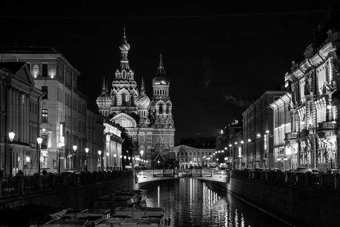 svartvitt foto av Sankt Petersburg med vacker utsikt över kyrkan Saint-Isidore och en av kanalerna